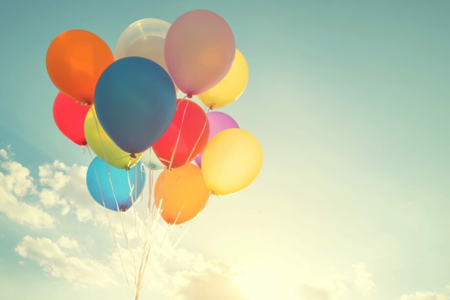 Luftballons steigen auf zum Himmel