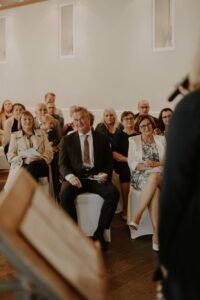 Mehr über den Artikel erfahren Traureden: 3 Eigenschaften von Geschichten, die das Publikum unterhalten
